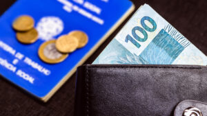 Empregados que tiveram salário reduzido começam a receber auxílio do governo