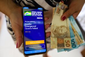 Saques de R$ 300 vão continuar até 2021