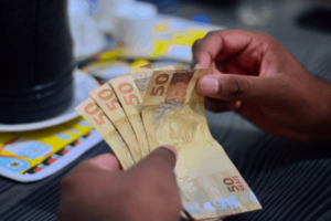 Auxílio emergencial de R$ 300,00. Veja quem recebe essa semana