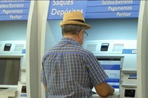 Governo vai antecipar abono salarial e 13º dos INSS em 2021