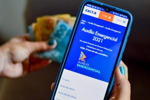 Governo vai liberar auxílio emergencial retroativo de até RS 2.400