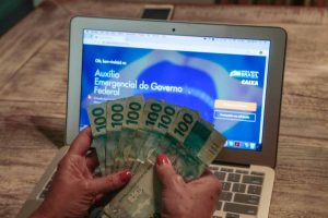 O que acontece se eu não devolver auxílio emergencial recebido indevidamente?